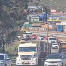 Grande BH: caminhão sai da pista e provoca congestionamento na BR-040 - Leandro Couri/EM/D.A.Press