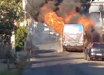 Incêndio em ônibus nesta manhã de segunda-feira (6/10), em Contagem -  (crédito: CBMMG/Reprodução)