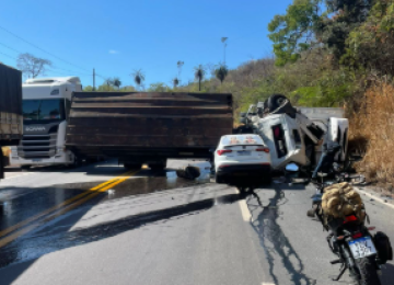 Acidente gravíssimo na BR-381, em Sabará  -  (crédito: Redes Sociais/Reprodução)