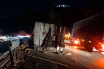 Carreta tomba no trevo de Caeté, na BR-381, na Grande BH -  (crédito: Redes Sociais/Reprodução)