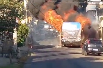 Incêndio em ônibus nesta manhã de segunda-feira (6/10), em Contagem -  (crédito: CBMMG/Reprodução)