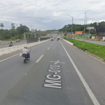 Jovem morre na MG-010 ao cair da moto e ser arrastado por carro  - Google Street View/Reprodução