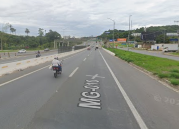 Motociclista caiu e morreu atropelado na MG-010 -  (crédito: Google Street View/Reprodução)