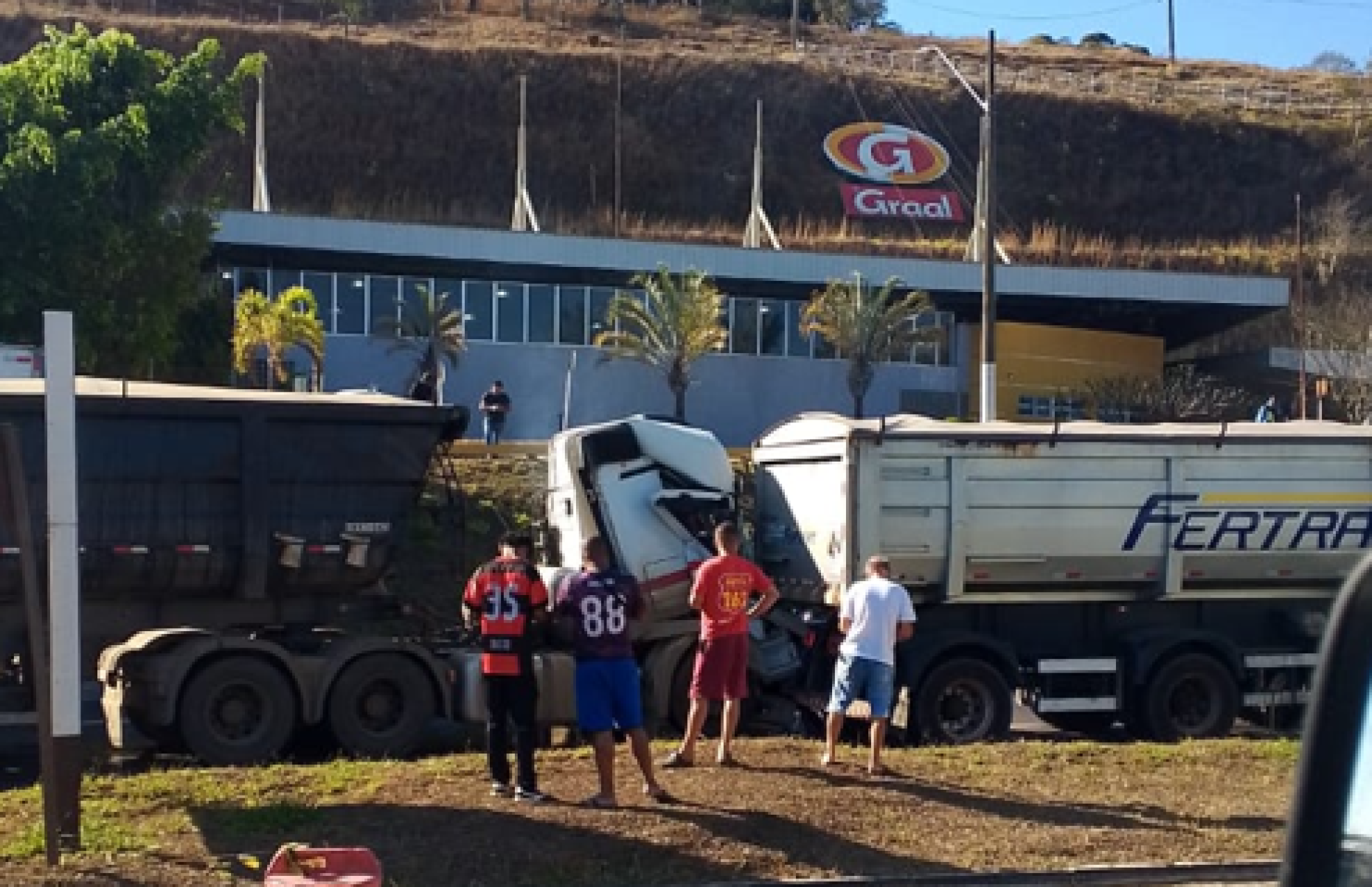 Carreta engavetada na BR-381, em João Monlevade