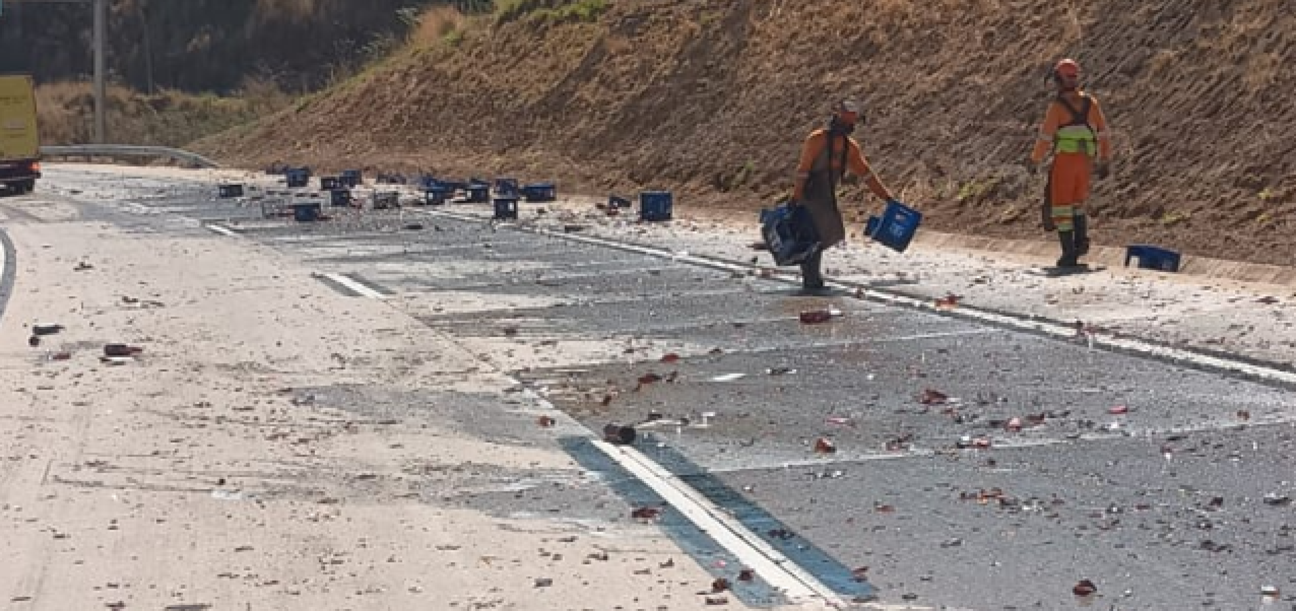 Carga de cerveja derramada na BR-381, em Caeté