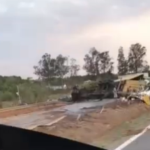 BR-381: carreta tomba e fecha rodovia no Sul de Minas - Redes Sociais/Reprodução