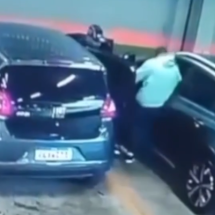 Vídeo mostra mulher sendo sequestrada em estacionamento de supermercado - Câmeras de segurança