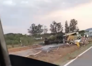 Carreta ficou atravessada na pista, fechando o trânsito na BR-381 -  (crédito: Redes Sociais/Reprodução)