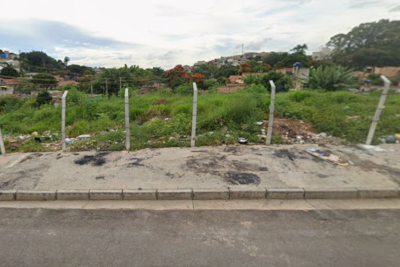 Lote onde foi encontrado o corpo do homem espancado no Barreiro, em BH -  (crédito: Google Street View/Reprodução)