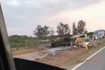 Carreta ficou atravessada na pista, fechando o trânsito na BR-381 -  (crédito: Redes Sociais/Reprodução)