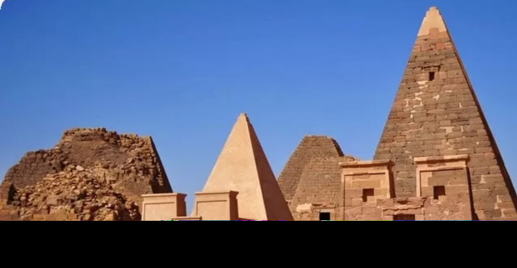 Famoso pelas pirâmides, o Egito é referência nesse assunto histórico. E atrai multidões de turistas. Mas o Sudão, também na África, é o país com maior número de pirâmides no mundo. Veja que curioso.  - 