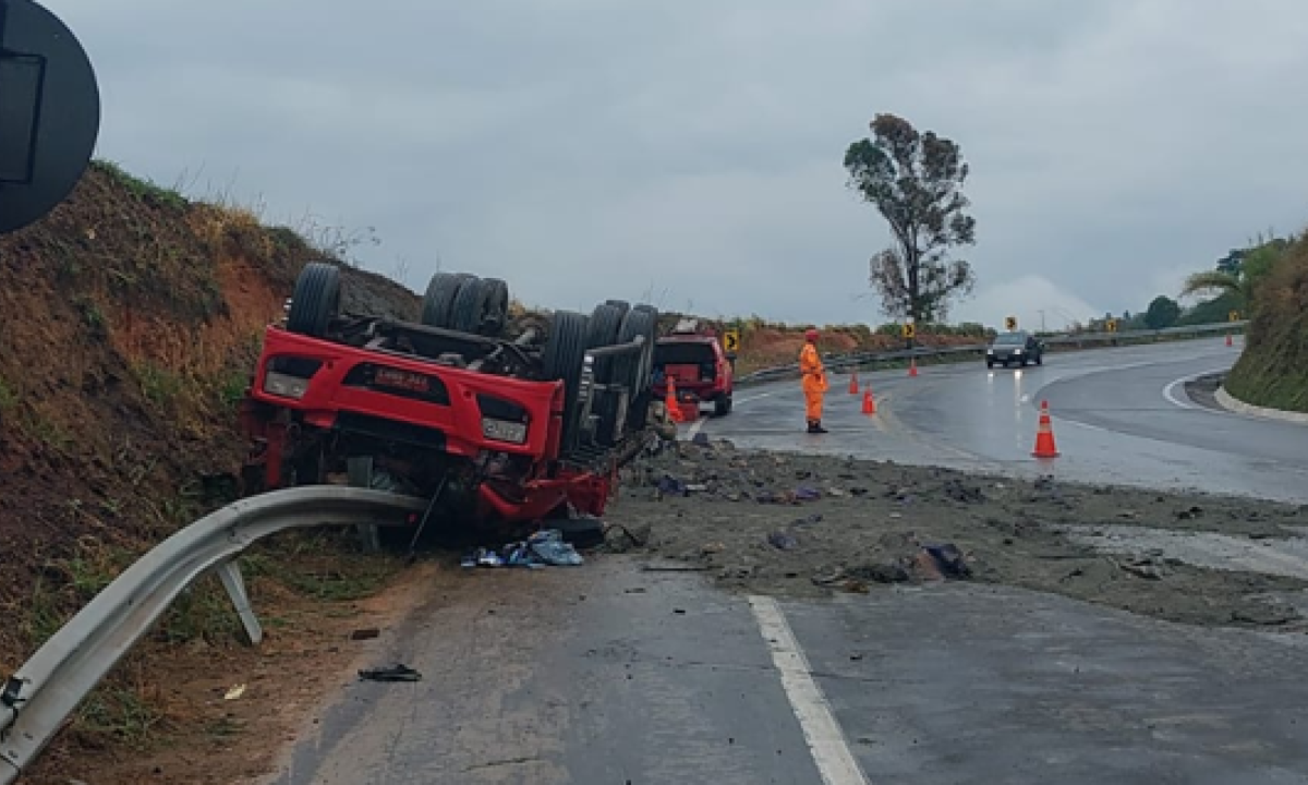 Carreta carregada de cimento tombada na rodovia -  (crédito: CBMMG/Reprodução)