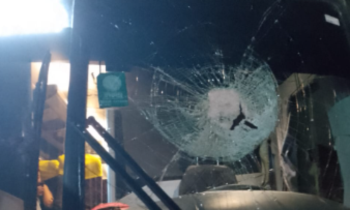Ônibus da Pássaro Verde ficou com o para-brisa destruído depois da pedrada recebida  -  (crédito: Redes Sociais/Reprodução)