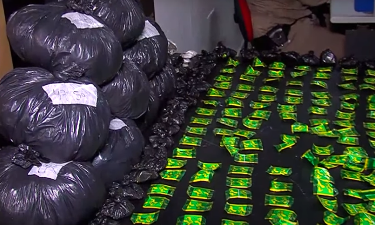 Entregas: Casal é preso com 15 mil papelotes de cocaína em Uberlândia -  (crédito: DivulgaÃ§Ã£o/PMMG)