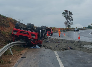Carreta carregada de cimento tombada na rodovia -  (crédito: CBMMG/Reprodução)