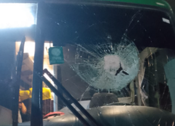 Ônibus da Pássaro Verde ficou com o para-brisa destruído depois da pedrada recebida  -  (crédito: Redes Sociais/Reprodução)