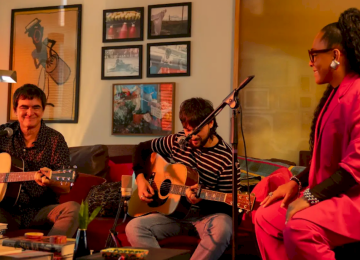 Samuel Rosa e Arnaldo Antunes dividem o sofá em 'Som na Sala' do Canal BIS -  (crédito: Erik Torres / @oeriktorres)