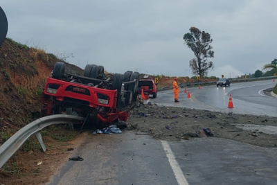 Carreta carregada de cimento tombada na rodovia -  (crédito: CBMMG/Reprodução)