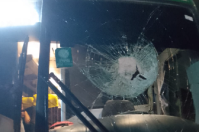 Ônibus da Pássaro Verde ficou com o para-brisa destruído depois da pedrada recebida  -  (crédito: Redes Sociais/Reprodução)