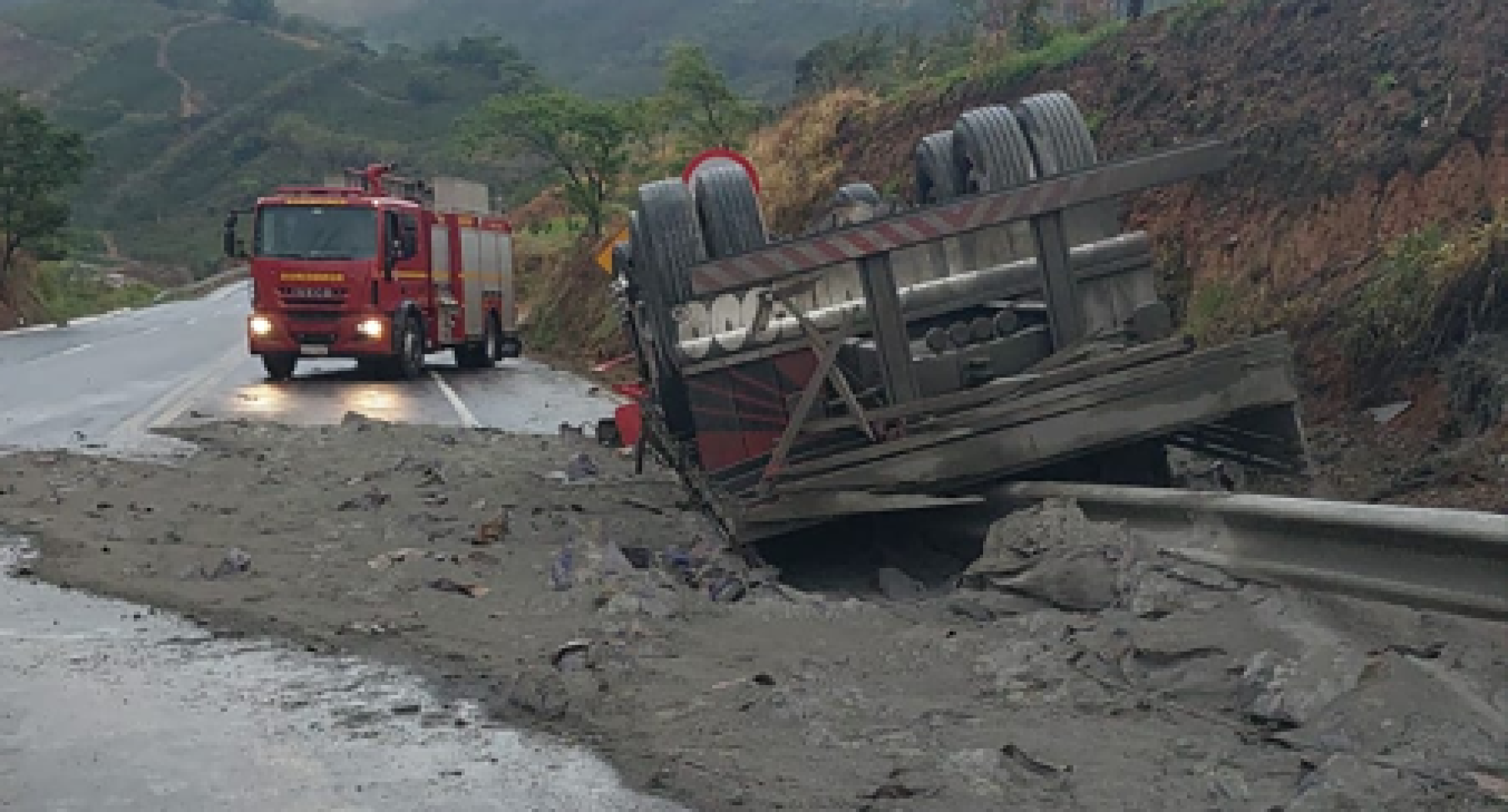 Carreta carregada de cimento tombada na rodovia