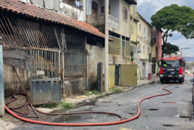 Incêndio atinge casa na Região Oeste de Belo Horizonte -  (crédito: CBMMG/Reprodução)