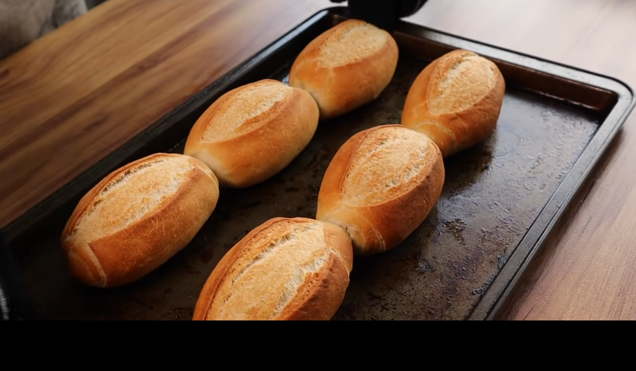 O pão é notoriamente um dos alimentos mais populares do mundo. E tem até uma data se celebração. 16 de outubro é o Dia Mundial do Pão.  -  (crédito: Reprodução YouTube Amo Pão Caseiro)