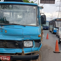 Caminhão perde freio e colide na traseira de ônibus na Grande BH - TransCon/Reprodução