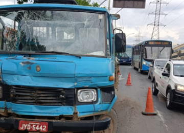 Um caminhão perdeu o freio e colidiu na traseira de um ônibus na manhã desta segunda-feira (13) -  (crédito: TransCon/Reprodução)