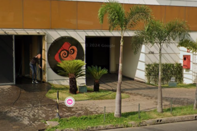 Dois homens e adolescentes estavam com armas de fogo em motel -  (crédito: Google Street View/Reprodução)