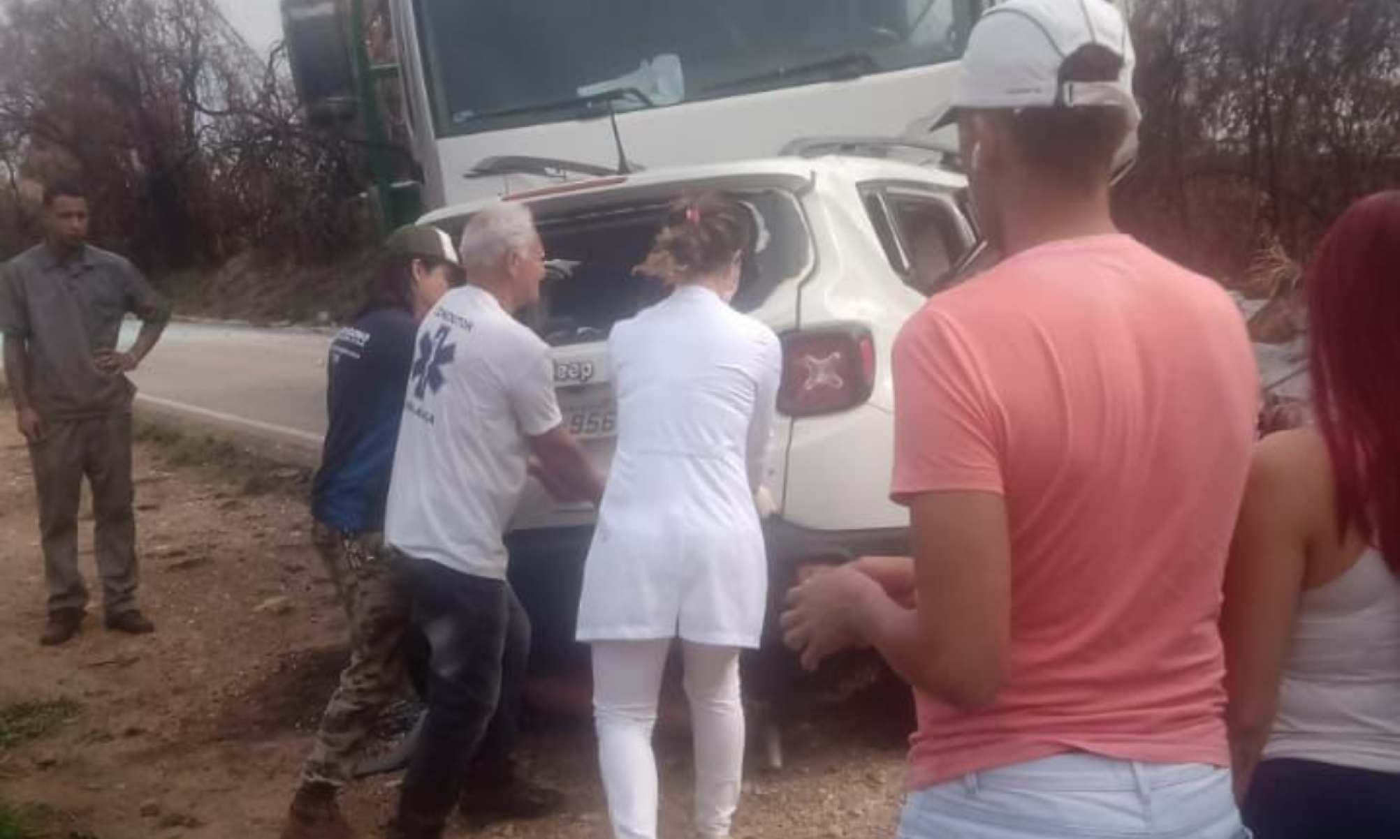 A batida envolveu um carro de passeio e um caminhão com carga de vidro -  (crédito: Reprodução/ redes sociais)