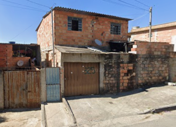 O primo e outro homem pularam a janela do segundo andar para tentar fugir -  (crédito: Google Street View/Reprodução)