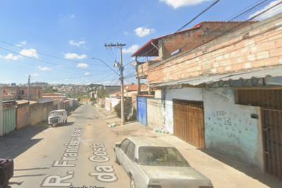 Dois homens fugiram em uma motocicleta em alta velocidade pelo Bairro Nacional -  (crédito: Google Street View/Reprodução)