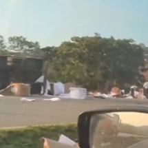 Carreta tomba na BR-381 e vídeo flagra carga sendo saqueada - Redes Sociais/Reprodução