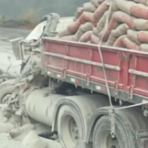 Vídeo: acidente com carreta espalha carga de cimento na BR-381 - Redes Sociais/Reprodução