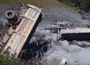Carreta tomba na MG-235 e resgate tem dificuldade de encontrar motorista -  (crédito: Divulgação/CBMG)