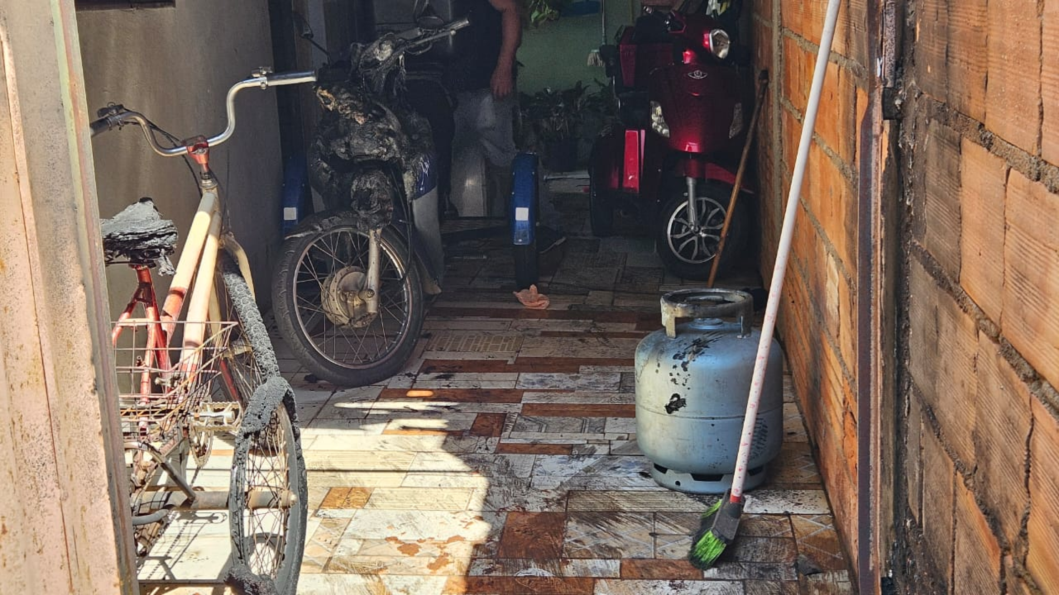 Durante troca de botijão de gás, homem acende isqueiro e causa incêndio -  (crédito: Vinícius Lemos/Divulgação)