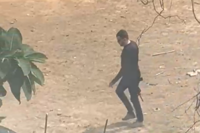 Em v&iacute;deo, &eacute; poss&iacute;vel ver um homem chegando ao local armado com um fuzil -  (crédito: Redes Sociais / Reprodu&ccedil;&atilde;o)