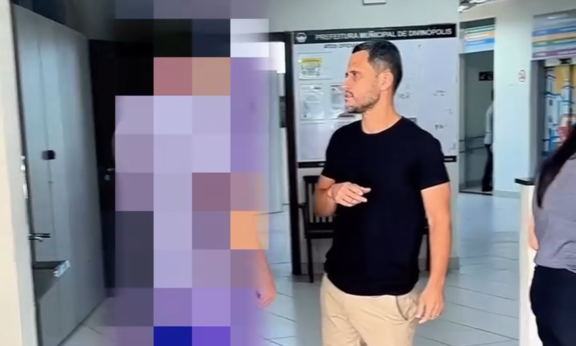 O prefeito de Divinópolis confrontou o "servidor" quando ele chegava para registrar o ponto -  (crédito: Reprodução Redes Sociais/Gleidson Azevedo)