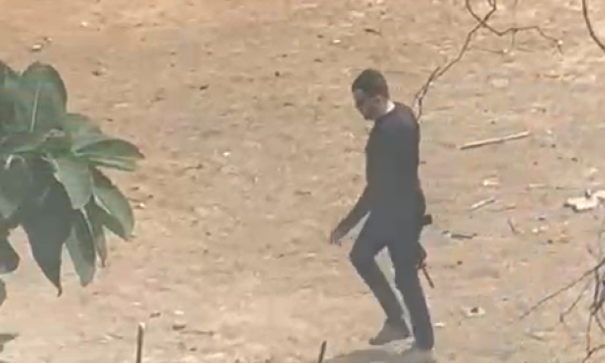 Em vídeo, é possível ver um homem chegando ao local armado com um fuzil
 -  (crédito: Redes sociais / Reprodução)