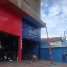 Homem fica encurralado durante incêndio em empresa e pula janela - CBMMG / Divulgação