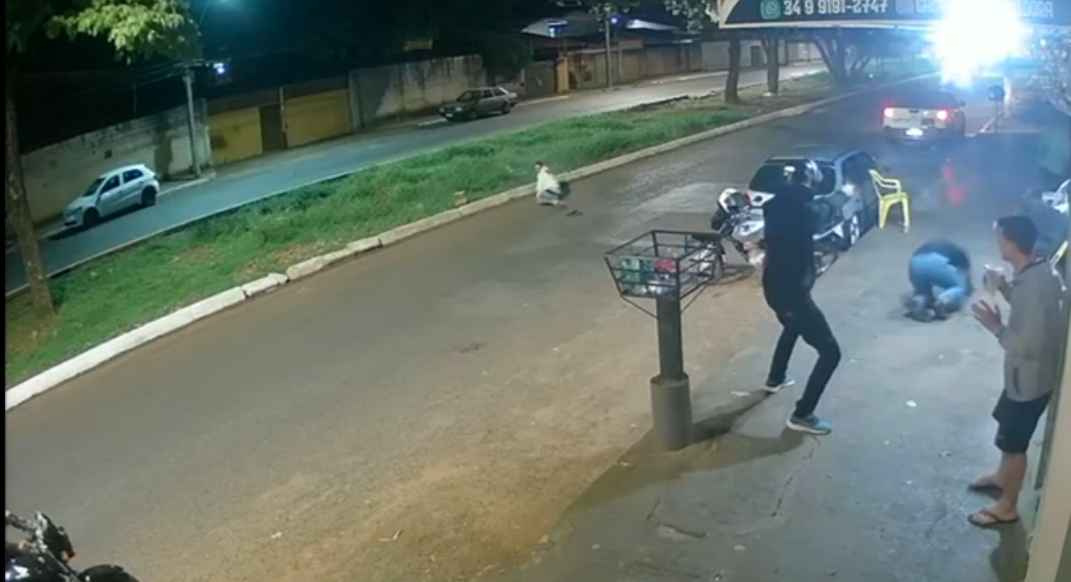 Vídeo mostra homem atirando contra 3 jovens em Araguari; dois morreram - Reprodu&ccedil;&atilde;o/redes sociais