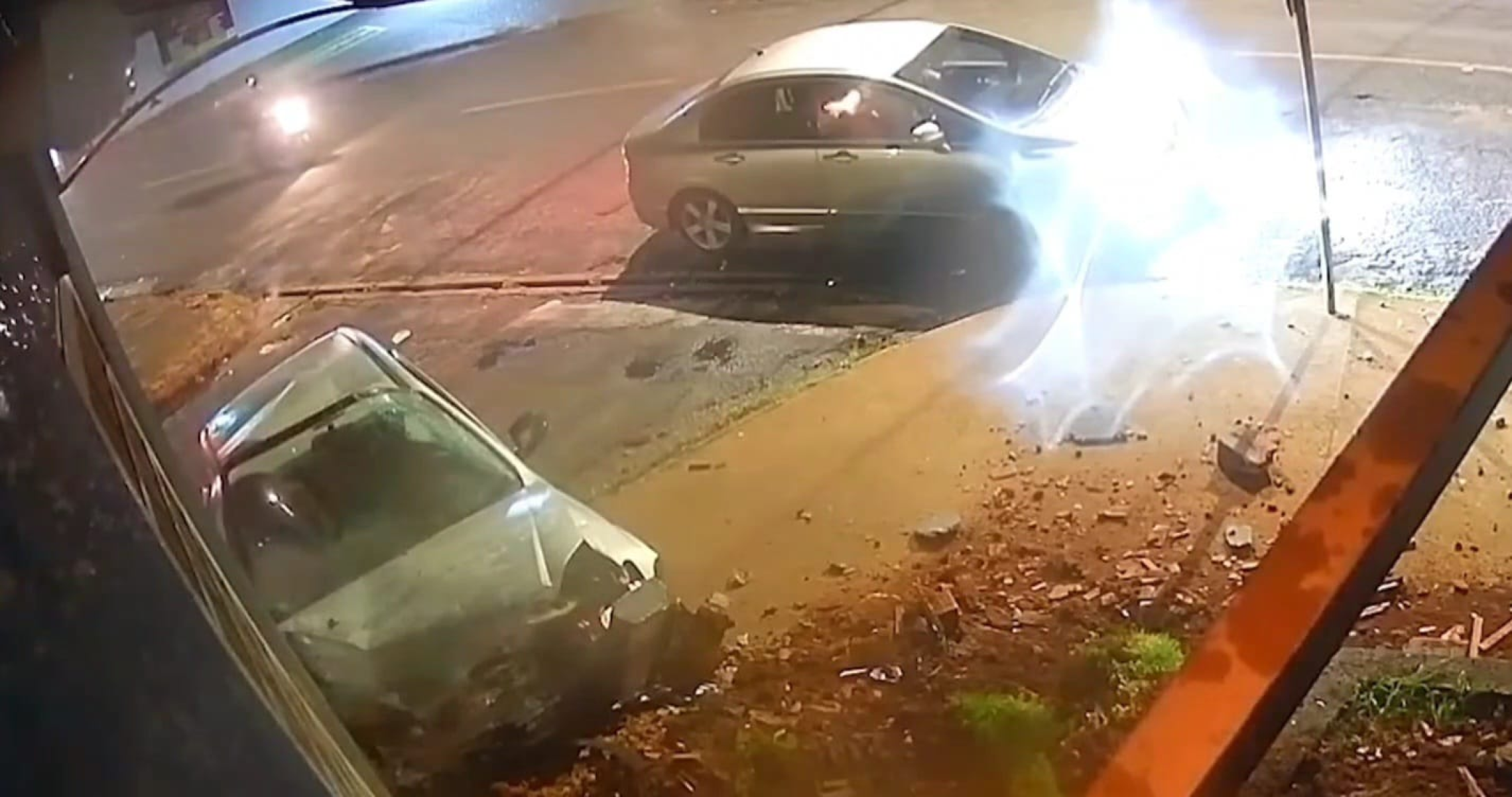 Vídeo: perseguição termina em acidente e tiros em Uberlândia - Reprodu&ccedil;&atilde;o/Redes sociais