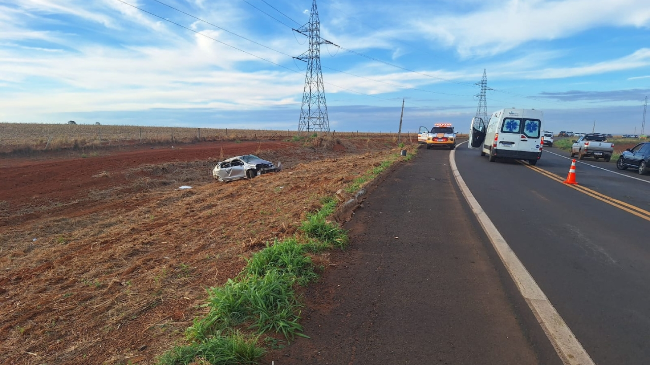 Carro capota na MGC-452 e criança é arremessada para fora do veículo - Divulga&ccedil;&atilde;o/PMMG