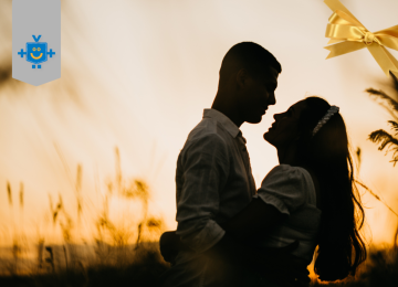 Imagem de um casal em uma paisagem no por do sol simbolizando o sucesso de um curso de finanças para casais na vida a dois.  -  (crédito: Reprodução Educando seu Bolso)