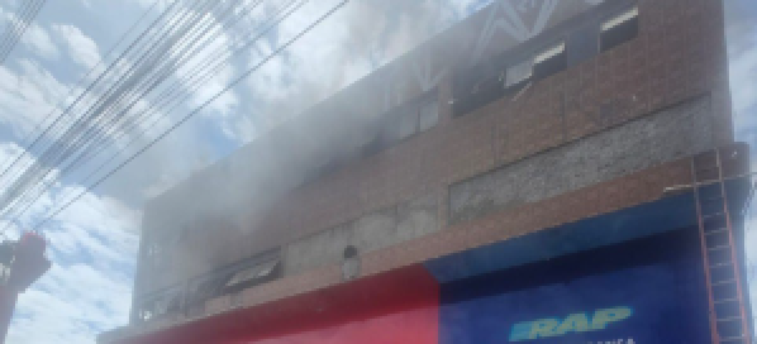 Chamas se espalharam para outros materiais que estavam no cômodo e provocaram um grande volume de fumaça