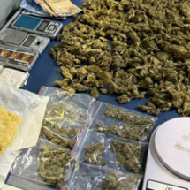 Motociclista e garupa são presos por distribuir drogas em BH - PMMG/Divulgação