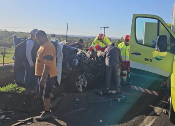 Casal fica em estado grave depois de ter carro esmagado por bitrem -  (crédito: VinÃ­cius Lemos)