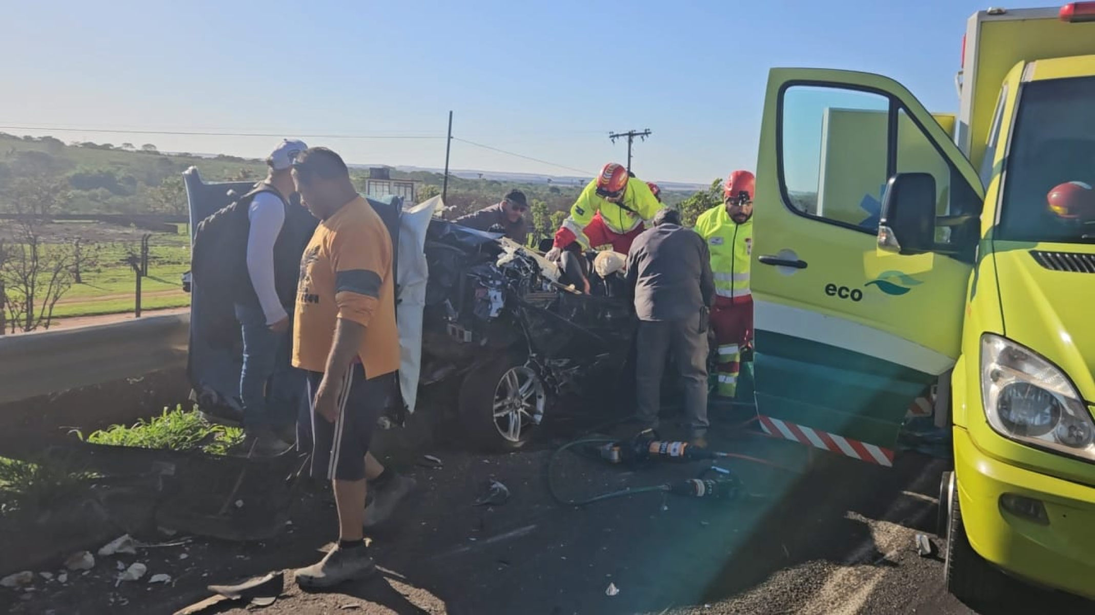 Casal fica em estado grave depois de ter carro esmagado por bitrem - VinÃ­cius Lemos