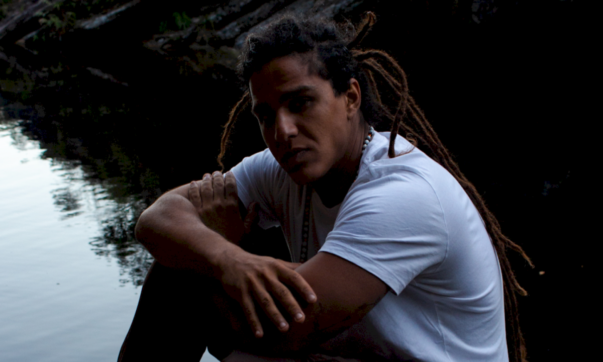 Emmano e sua imersão em ritmos de afrorreligiosidade em 'Gira de Esquerda' -  (crédito: Divulgação)