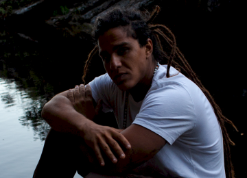 Emmano e sua imersão em ritmos de afrorreligiosidade em 'Gira de Esquerda' -  (crédito: Divulgação)